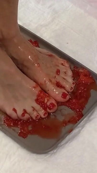 내 발과 오줌으로 딸기를 짓밟는다