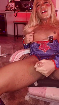 TS Spiderwoman schiet zijdeachtige webs uit haar grote zwarte lul