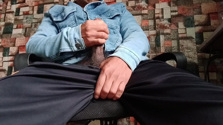 Hornyboy2058: Setelah beberapa hari tanpa "pelepasan," seorang pria lurus menyempatkan diri untuk...