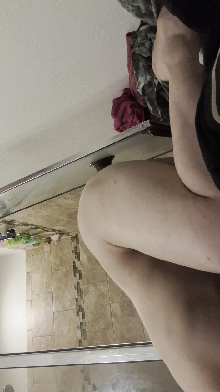 Kate Cummings: Boi bianco si piega sul pavimento usando un grosso dildo