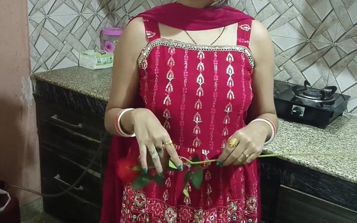 Saara Bhabhi: Hindi seksverhaal rollenspel - Indische Desi Saara Bhabhi viert Valentijnsdag met...