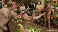 Bound in public: Nordic Hunk在花店里羞辱和。