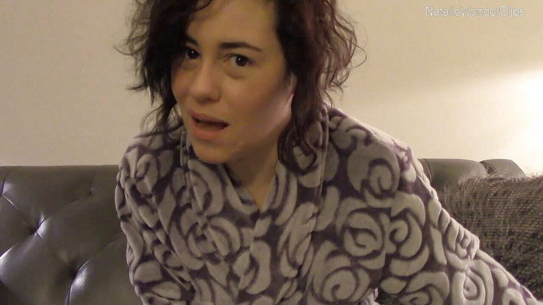 Natalie Wonder: Il figliastro del college convince la sua matrigna sexy a...