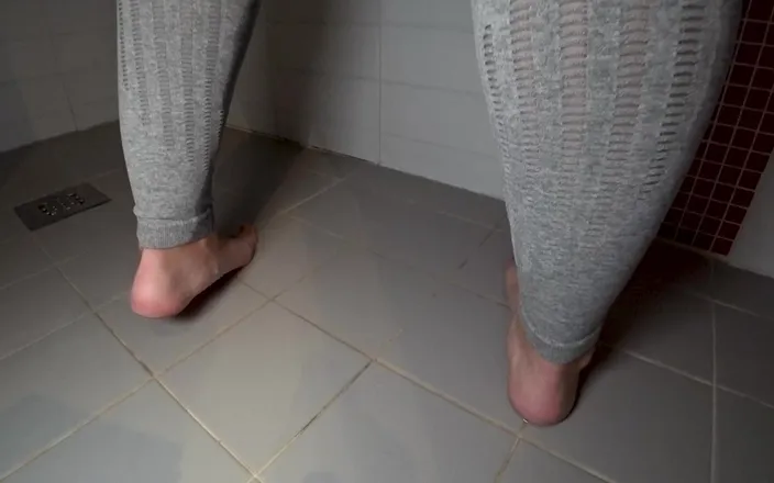 Booty_assx: Pissing Through Leggings