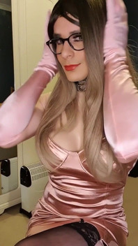 Sensual sonho de cetim e meia-calça, sentindo como uma xoxota glamour que você quer tocar, não é?