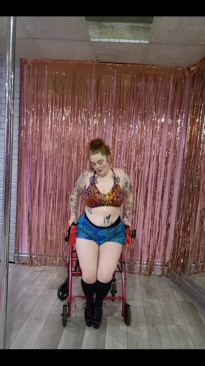 Bunny Royle: ポールスタジオでモビリティ補助具でダンスをいじって遊ぶ