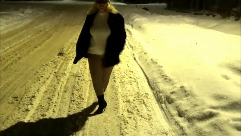 RedRoseRus: Cheeky catwalks new years eve without panties-full video