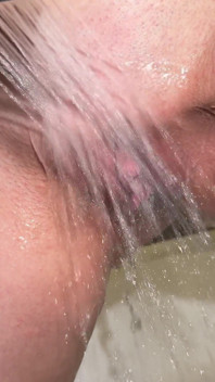 Collection de creampies ! Je me douche la chatte en gros plan ! Regardez et tire ta langue !