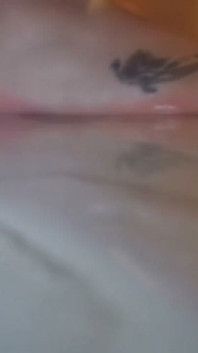 Gigante Do Chuveiro: Colossais Pés Nus Na Chuva