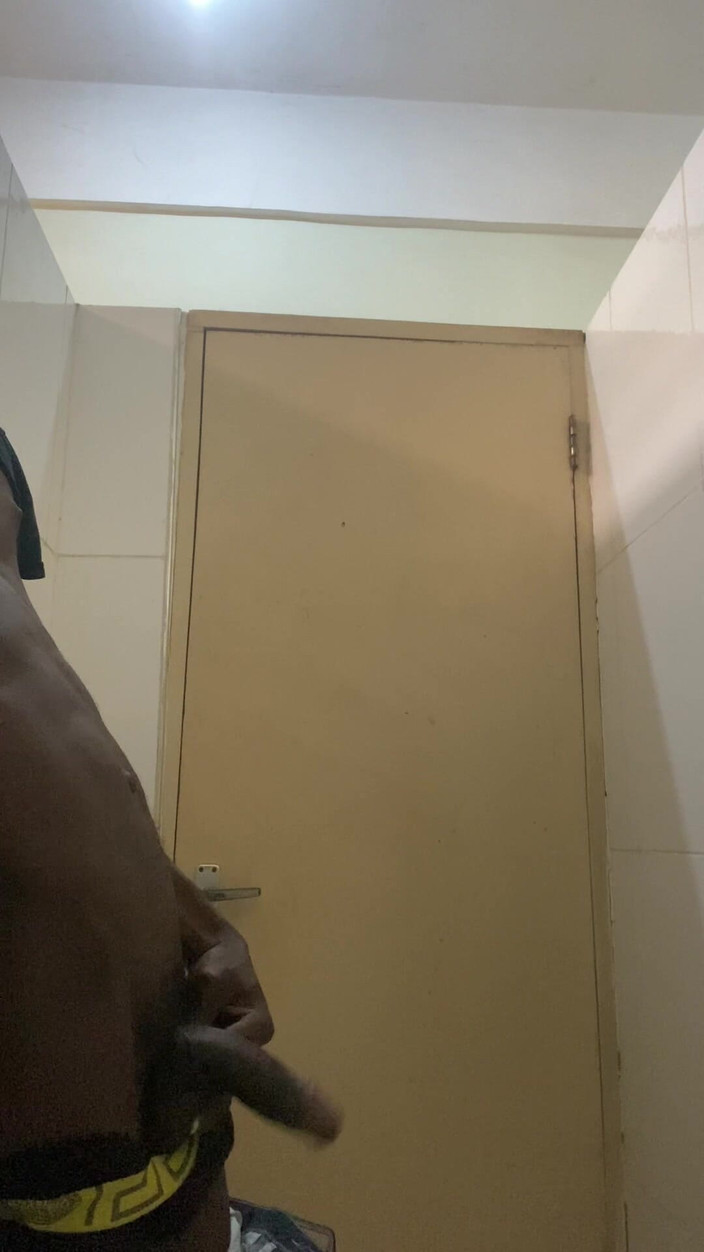 Slimniqqa: Cowok kulit hitam besar crot di kamar mandi umum - bagian1
