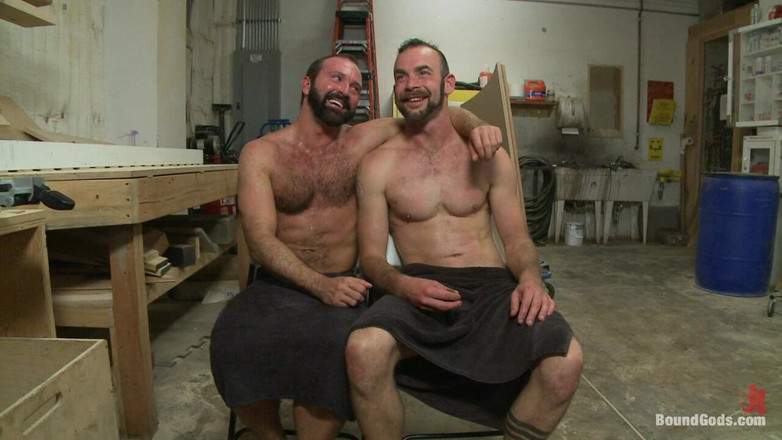 Bound gods: Motor Oil bondage fode na loja de metal