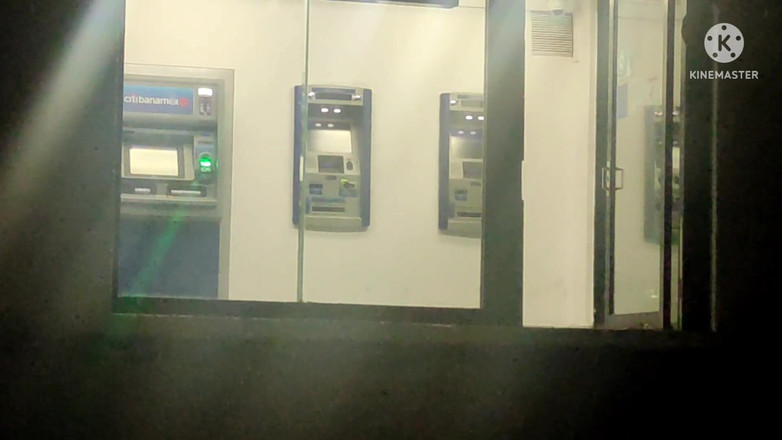 Traviezisha: Sissy v slutty šatech masturbuje její zadek ve veřejném bankomatu s...