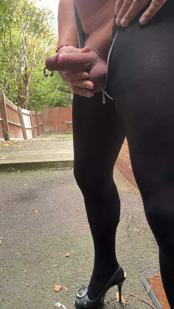 Kellycd2022: Sexy kellycd2022 provoca de madera temprano en mi catsuit y...