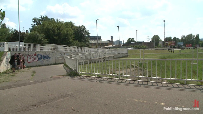 Public Disgrace by Kink: Sandra Romain powraca w akcji dominuje niczego niepodejrzewającego brytyjskiego sub!!!