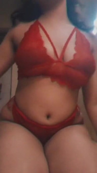 Gordita asiática en lencería roja