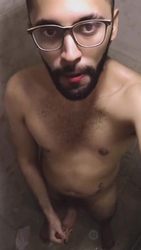 Masturbándome en la ducha y disparando mi carga