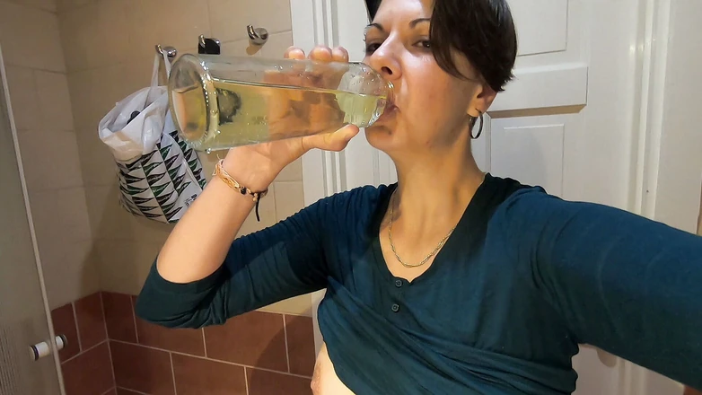 bekycarril: Beky drinks her own pee