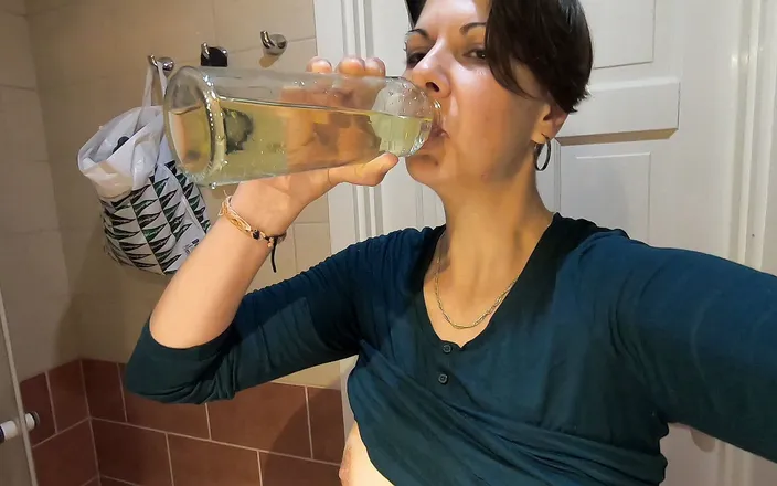bekycarril: Beky drinks her own pee