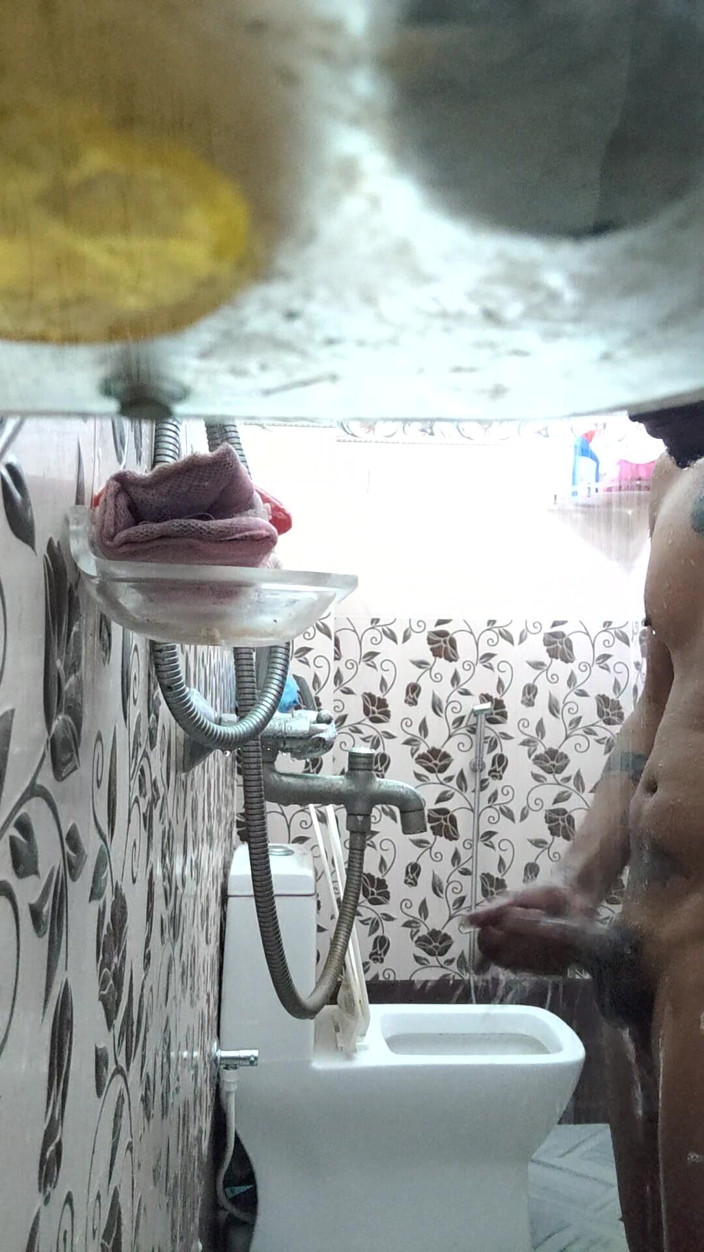 Alick Das: Wet, Messy Strokes. Building up Till I Can’t Hold It...
