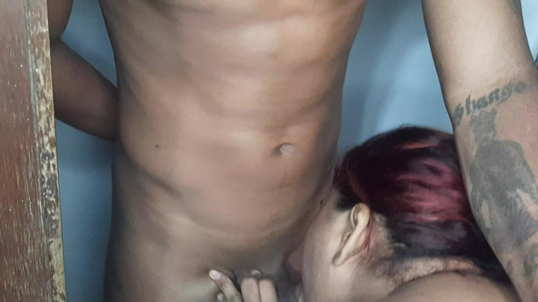 Victor y Brandy: Зріла бере свого коханця додому і смокче його член, поки приходить її чоловік