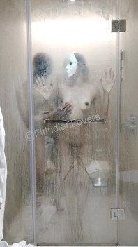 Pasangan desi cergas berkongkek dengan erotik berwap mandi