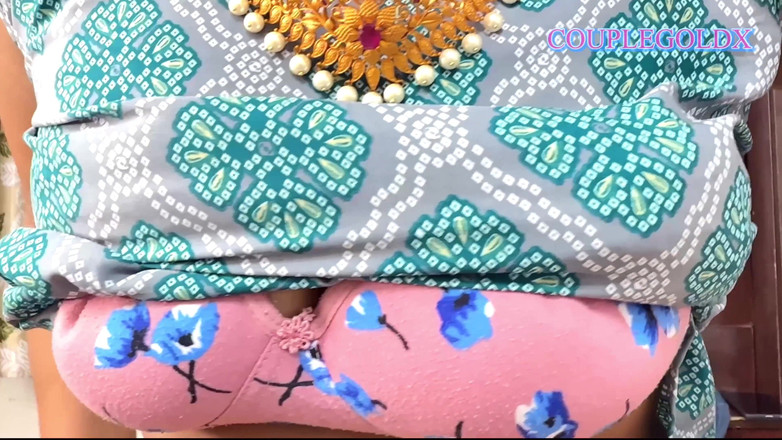 Sexy Komal: Komal, twój tyłek jest coraz większy z dnia na dzień.