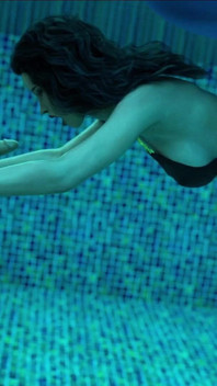 Milfka s velkými kozami dostane mrdku u bazénu Milfy City 34