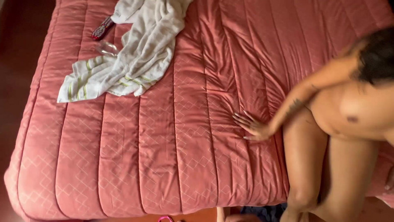 valentinaTovar: 내 남친과 가상 섹스를 하는 나를 붙잡고 침묵의 대가로 내 보지를 주라고 부탁하는 의붓아들