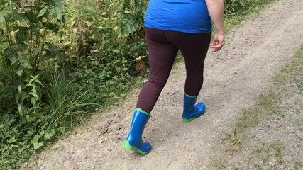 Bouncy Tits Action: In gummistiefeln gehen