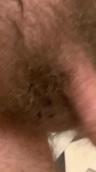 Chlupatá nesestříhaná kost nevlastního otce
