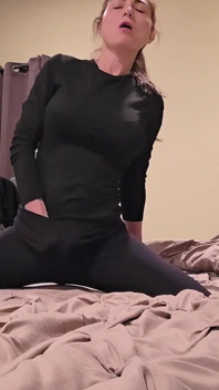 看我抚摸自己。打赌你已经抚摸了，不是吗？