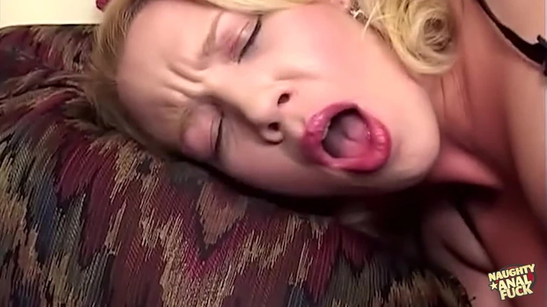 Naughty anal fuck: Она засовала дилдо в ее киску, пока член мужика был в ее заднице