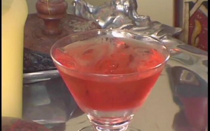 Cumming Soon: Неслухняна блондинка красуня Саманта Райан плює повний рот сперми в свій напій після сексу з добре обладнаним чуваком