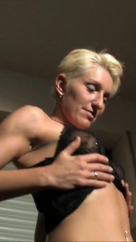 Bianca stuzzica il suo maritino segandosi giochi