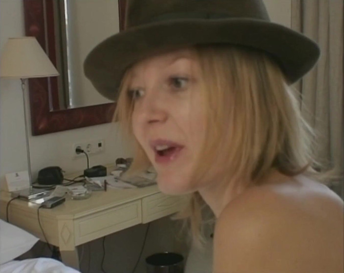 Rocco Siffredi porn: Une adorable petite nana à la chatte poilue se fait baiser