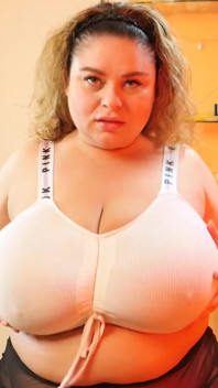 Bbw doorzichtige top met enorme borsten erin