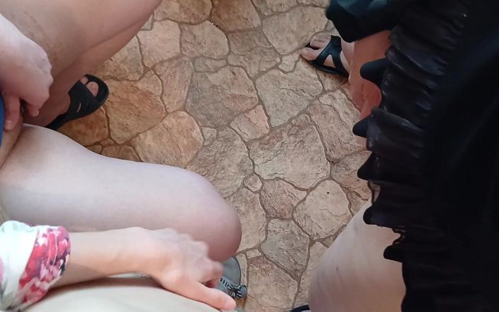 Lesbian-candys: Trei colege de cămin își masturbează pizdele într-un mod riscant în bucătăria comună
