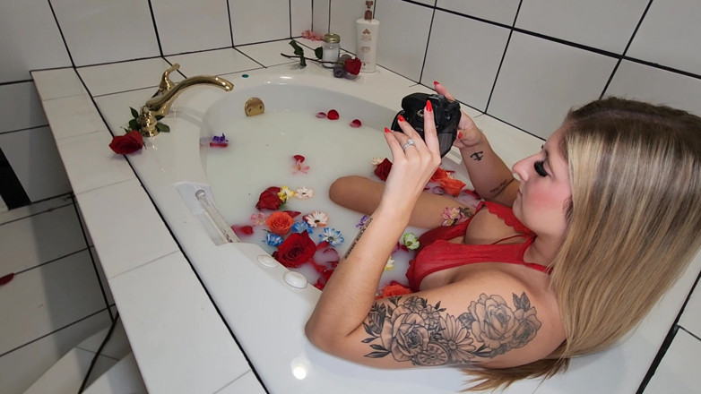 Hotwife Lexi Love: Sexy manželka Lexi Love v zákulisí focení mléčné koupele!