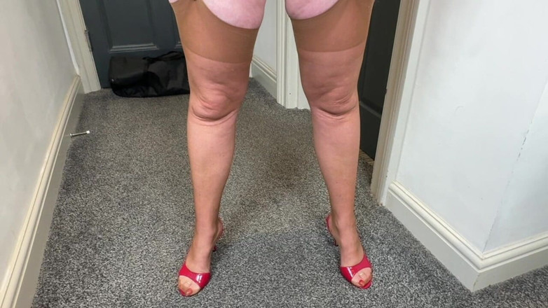 Aunty Sandra vintage girdle queen: Vgq27 サンドラおばさんが夜の外出後に脱ぐ様子