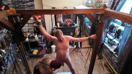 The Izars: Herrin izar & latex bubble im kerker teil 2