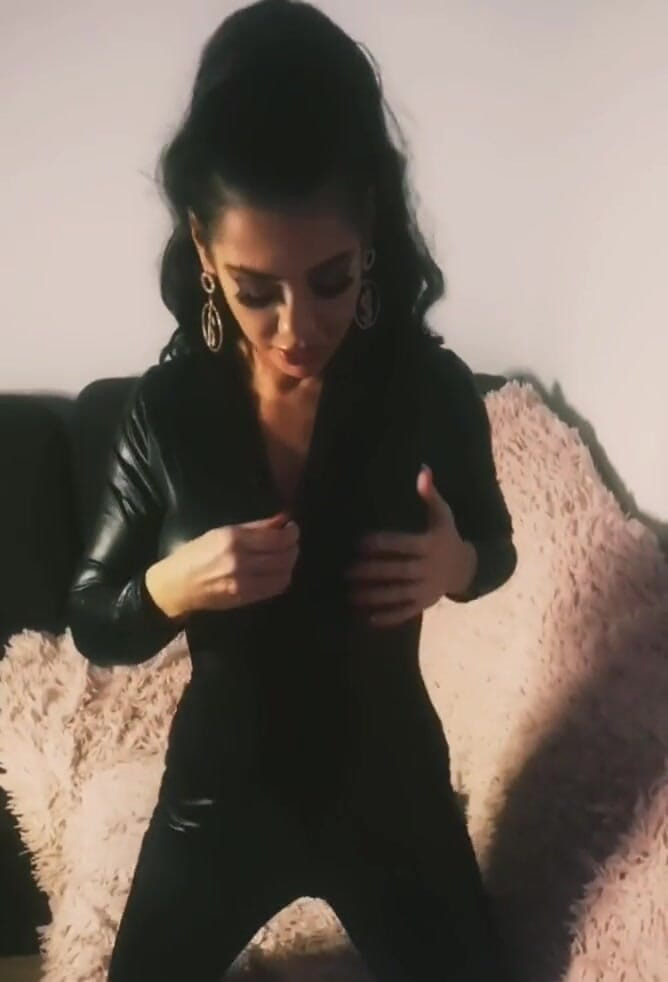 MissMonicaPerez: Milf tetona en látex