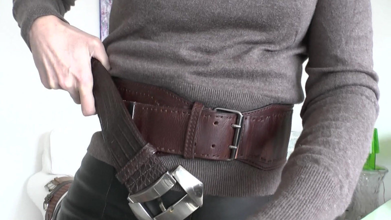 Lady Victoria Valente: リビングルームでのベルトフィッティング、パート2、レディ・ヴィクトリア・ヴァレンテ