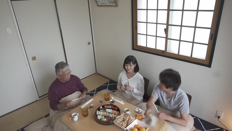 Raptor Inc: Dentro il Kotatsu! Giocando con la figa della mia matrigna...