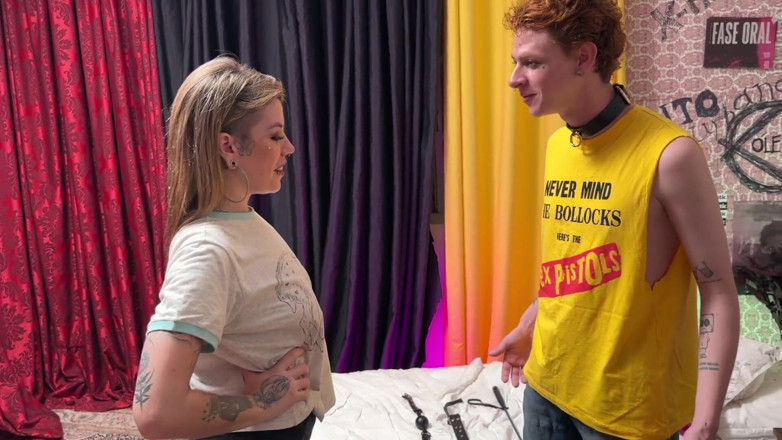 Quente club: Hot, Tattooed Blonde and Her Submissive
