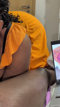 Minha madrasta me pegou assistindo pornô. Ela levou meu esperma quente na boca.