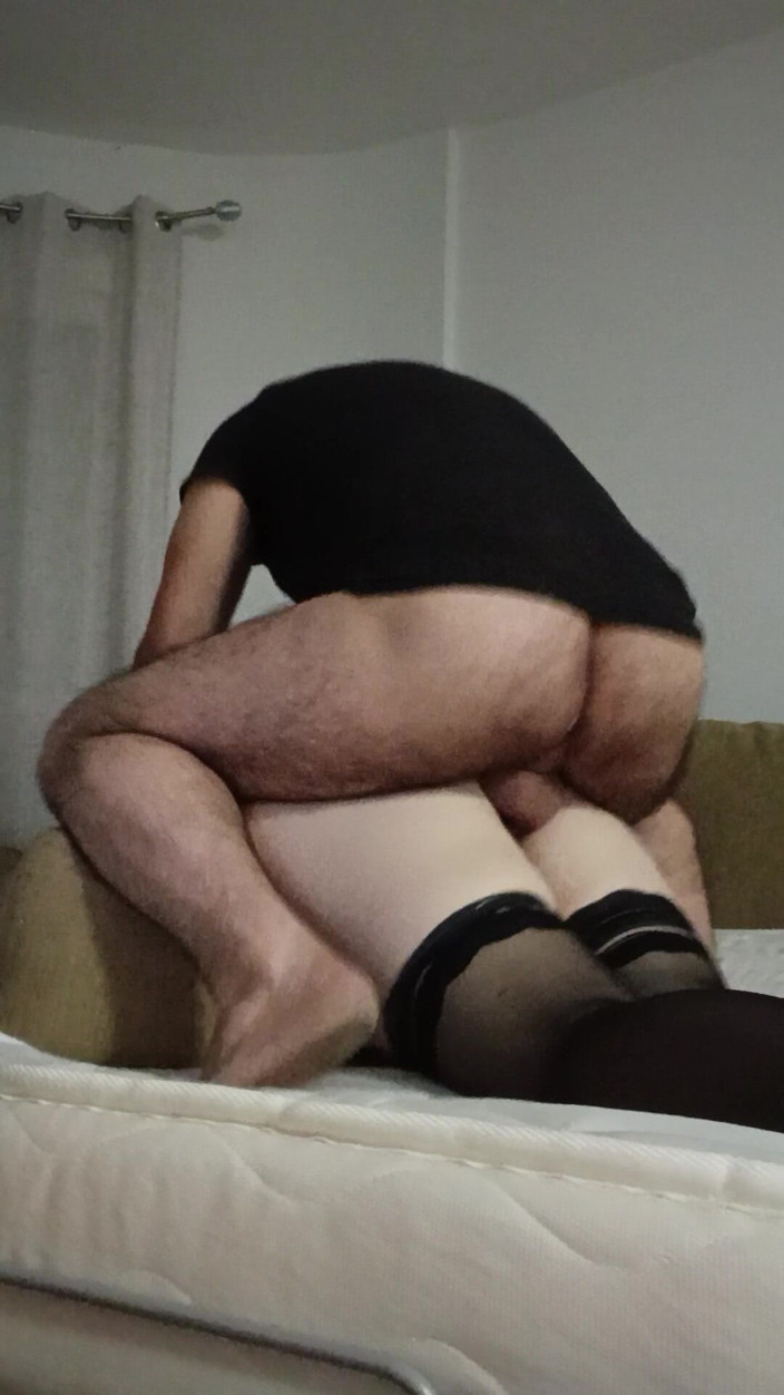 Sexycouple10: O GILF blondă matură futută în ciorapi pe la spate