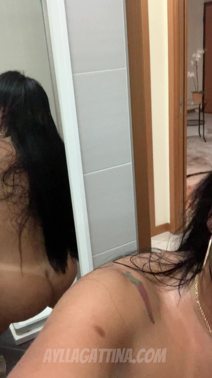 Aylla Gattina: Aylla Gattina Emmena Son Petit À La Salle De Bain Et...