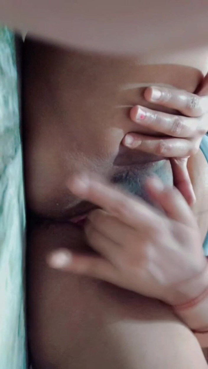 Sonisinghh: Tôi trở lại để chơi với âm hộ của tôi cho bạn