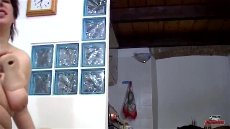 Vere Casalinghe Italia.: Troia titty si tocca la figa con un dildo mentre...