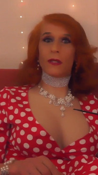 # 56-La linda chica es una zorra raunchy que le da todos los agujeros y más - BeingBoth